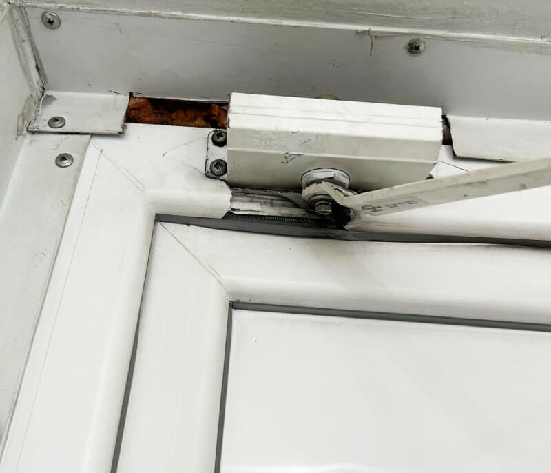 Schimbarea amortizatorului la ușa de intrare